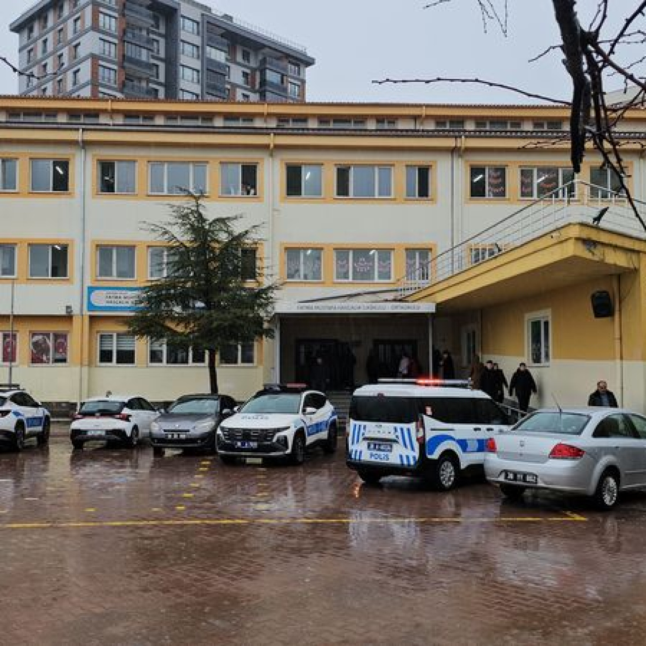 Ortaokulda bıçaklı kavga: 1 öğrenci yaralı!