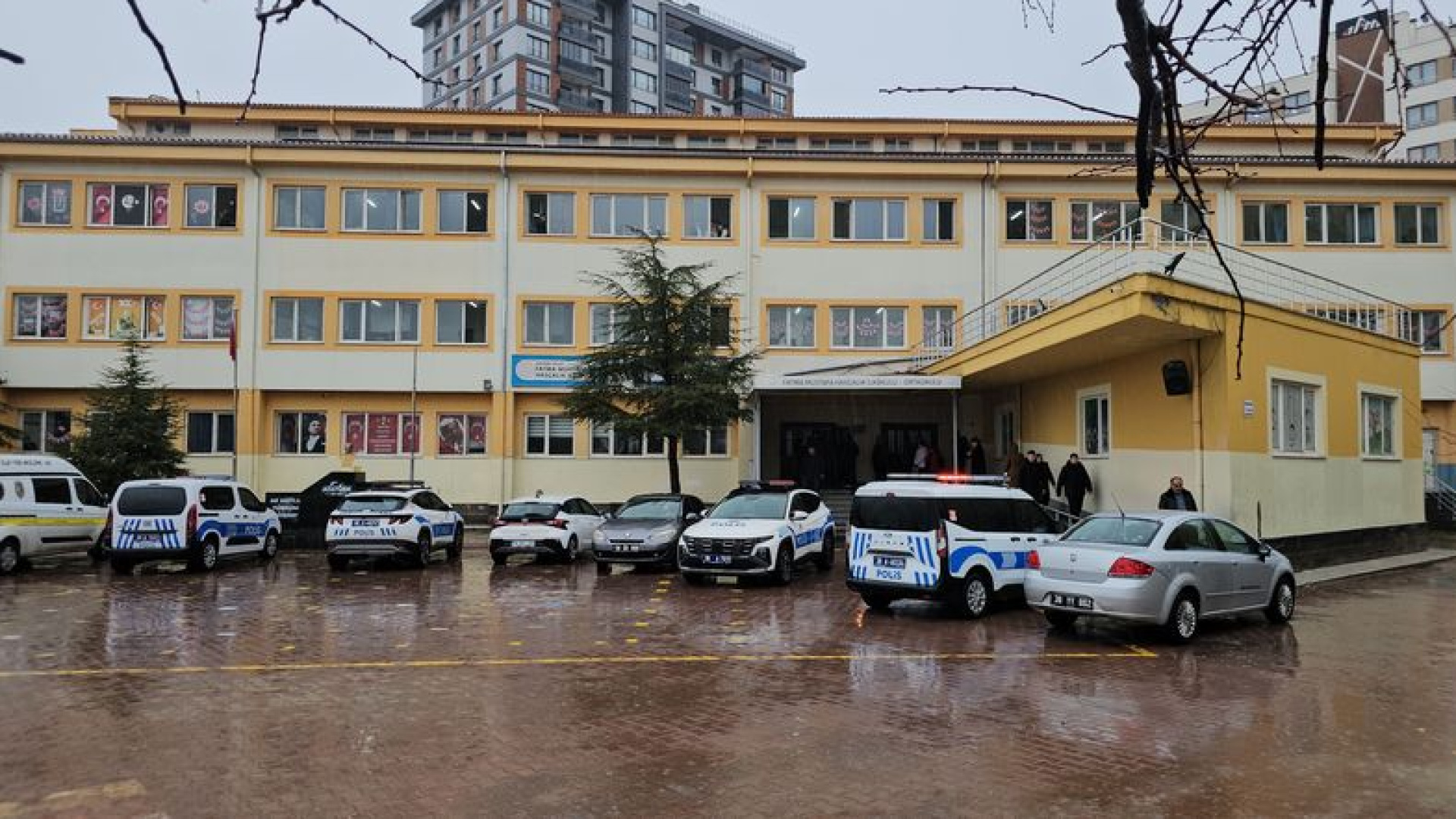 Kayseri'de Ortaokulda Bıçaklı Kavga: Bir Öğrenci Yaralandı, Şüpheli Gözaltında