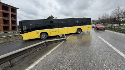 İETT kazası... Dönerek durabildi!