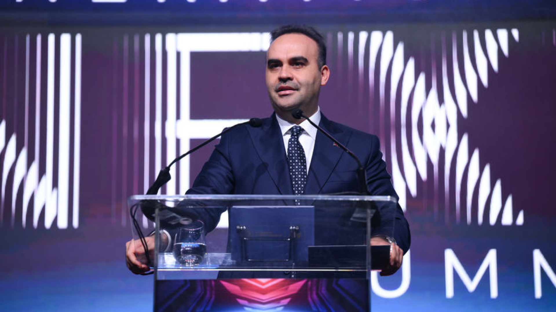 Bakan Kacır: 2030'a Kadar 10 Milyar Dolarlık Veri Merkezi ve Yapay Zeka Yatırımı