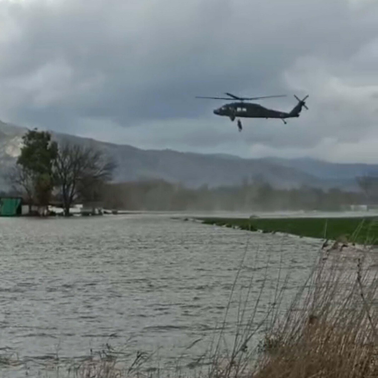 Menderes taştı, helikopterle kurtarıldı!