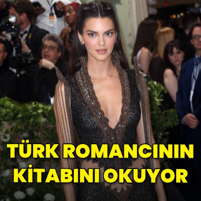 Türk romancının kitabını okuyor