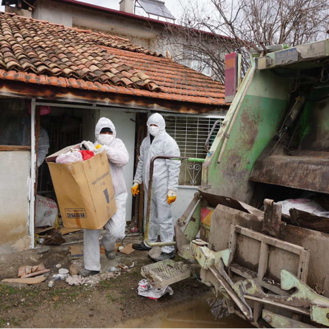 Evden 4 kamyon çöp çıkarıldı