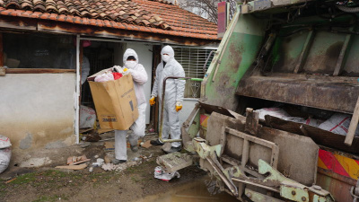 Evden 4 kamyon çöp çıkarıldı