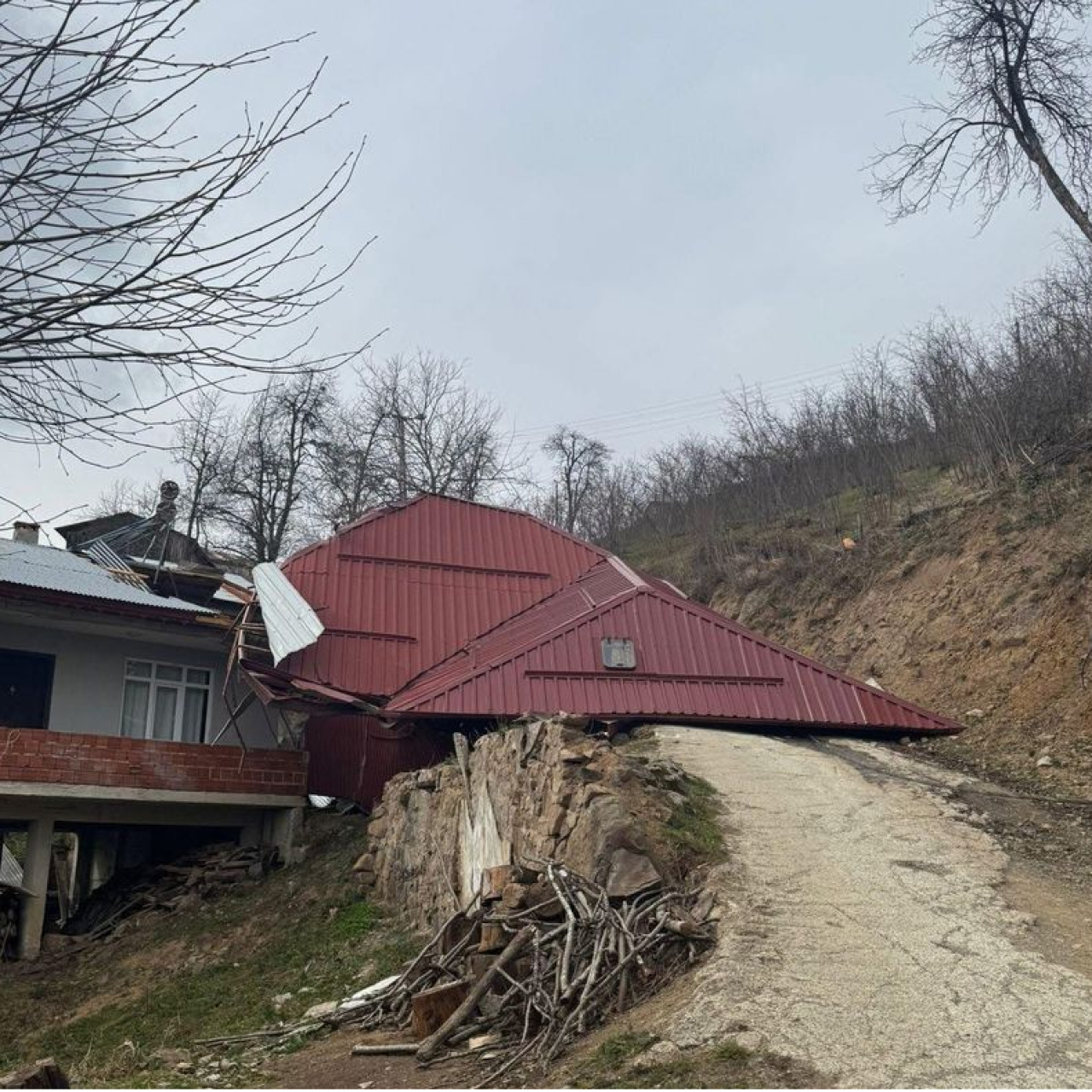 Fırtına nedeniyle bazı evlerin çatısı uçtu
