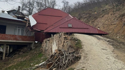Fırtına nedeniyle bazı evlerin çatısı uçtu