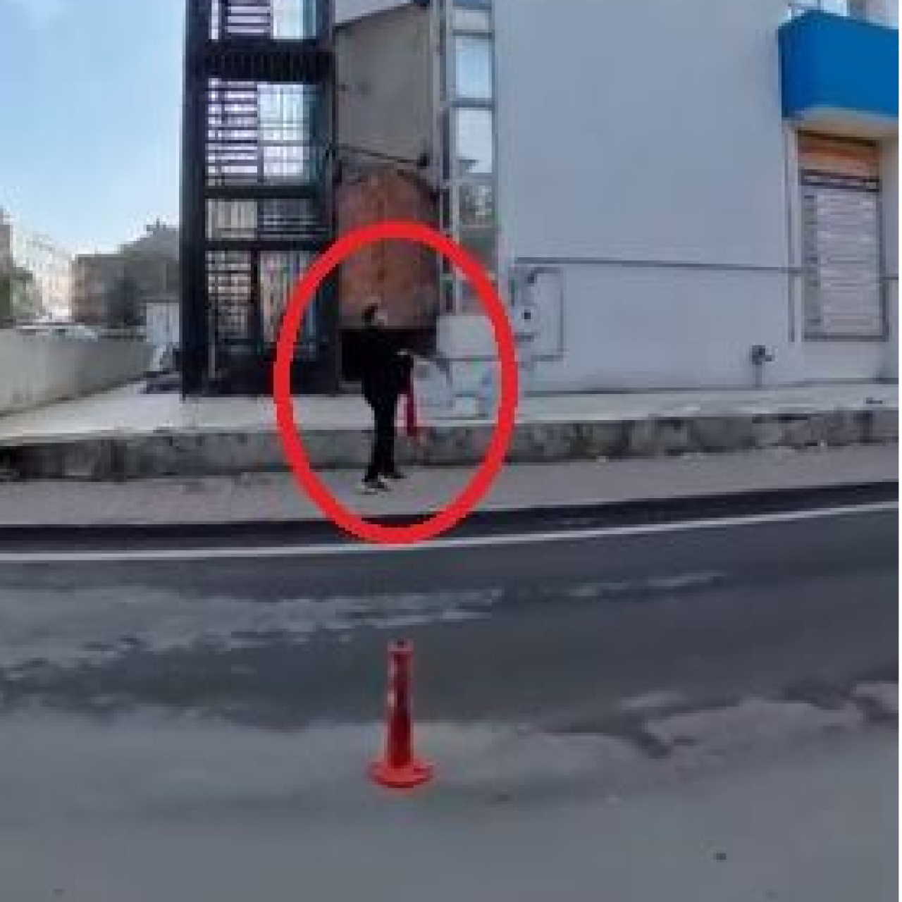 Yerdeki bayrağı koşarak aldı! O anlar kamerada