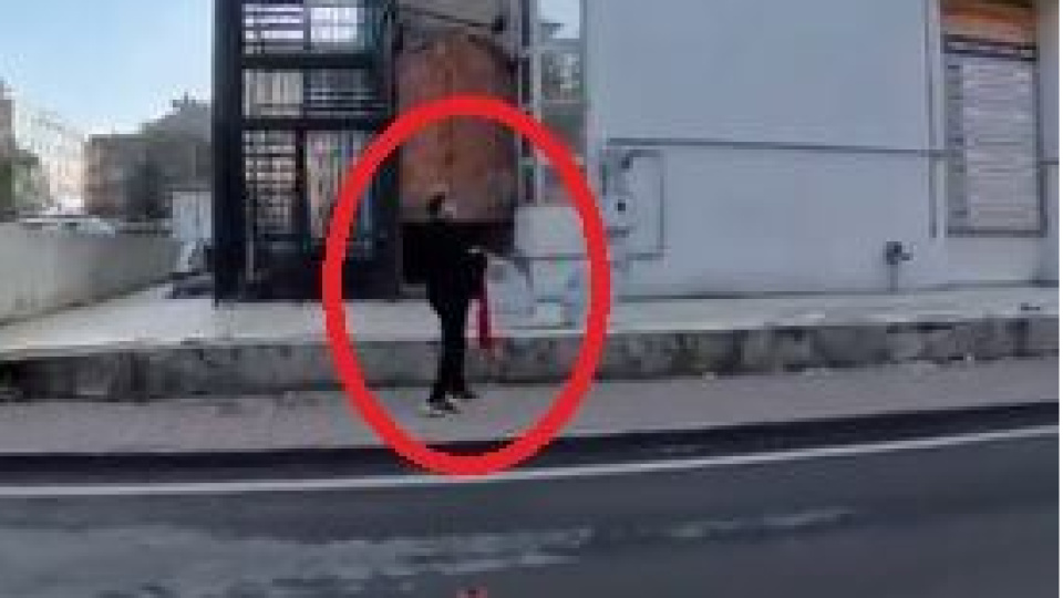 Yerdeki bayrağı koşarak aldı! O anlar kamerada