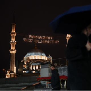 İstanbul'da mahyalar yanmaya başladı