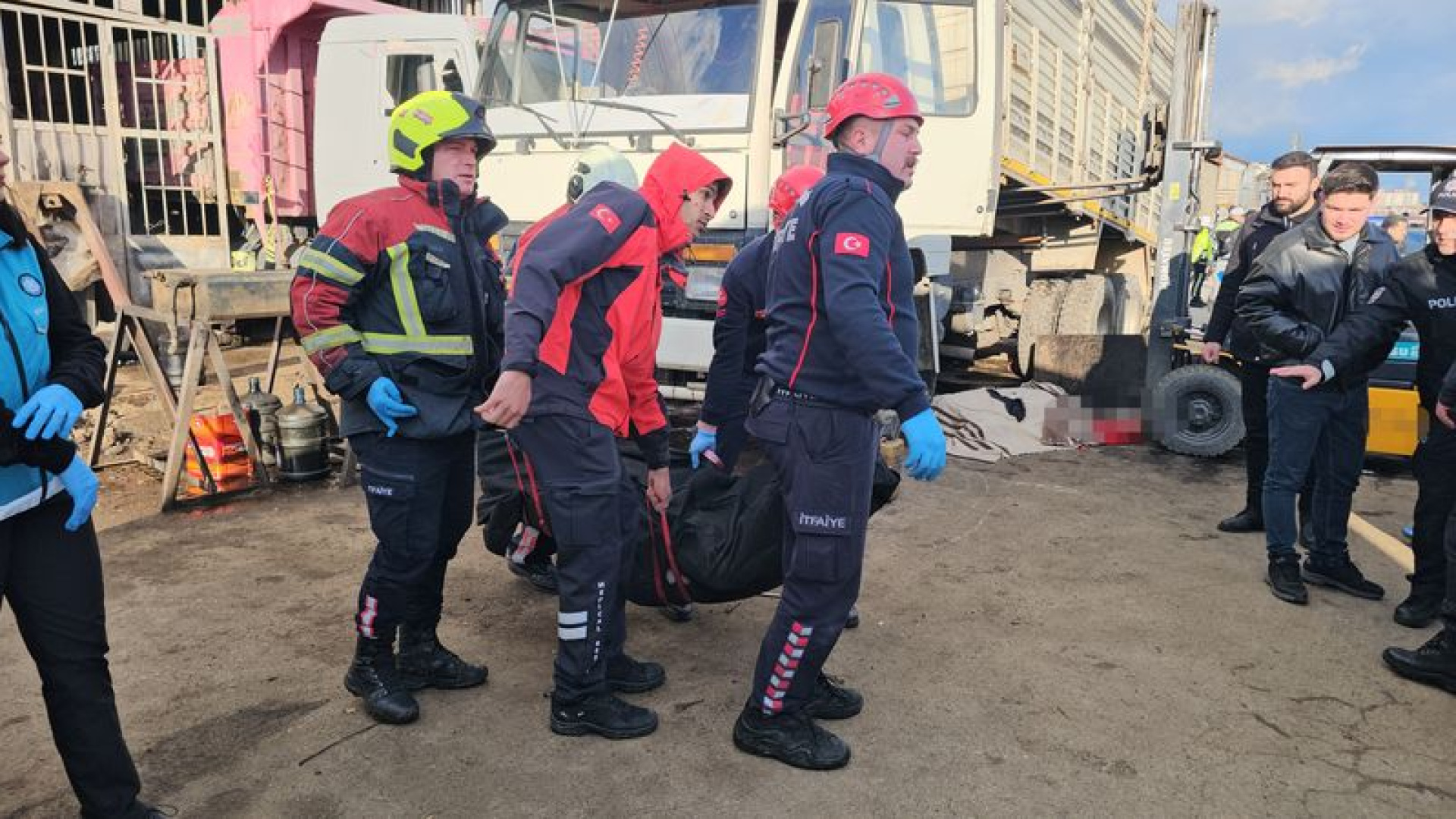 Damper düştü, 2 kişi yaşamını yitirdi