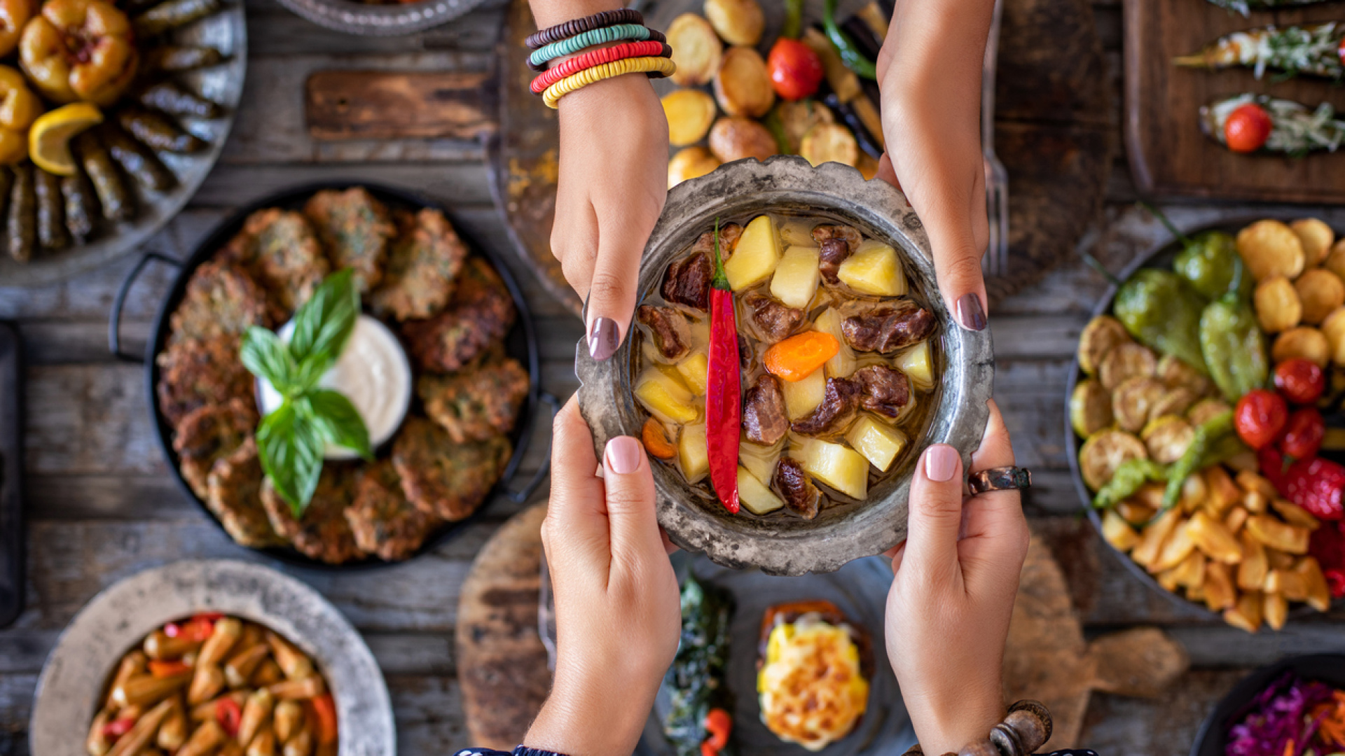 Bugün iftarda ne var? Ramazan'ın ilk günü için çorbasından tatlısına pratik ve besleyici iftar menüsü!