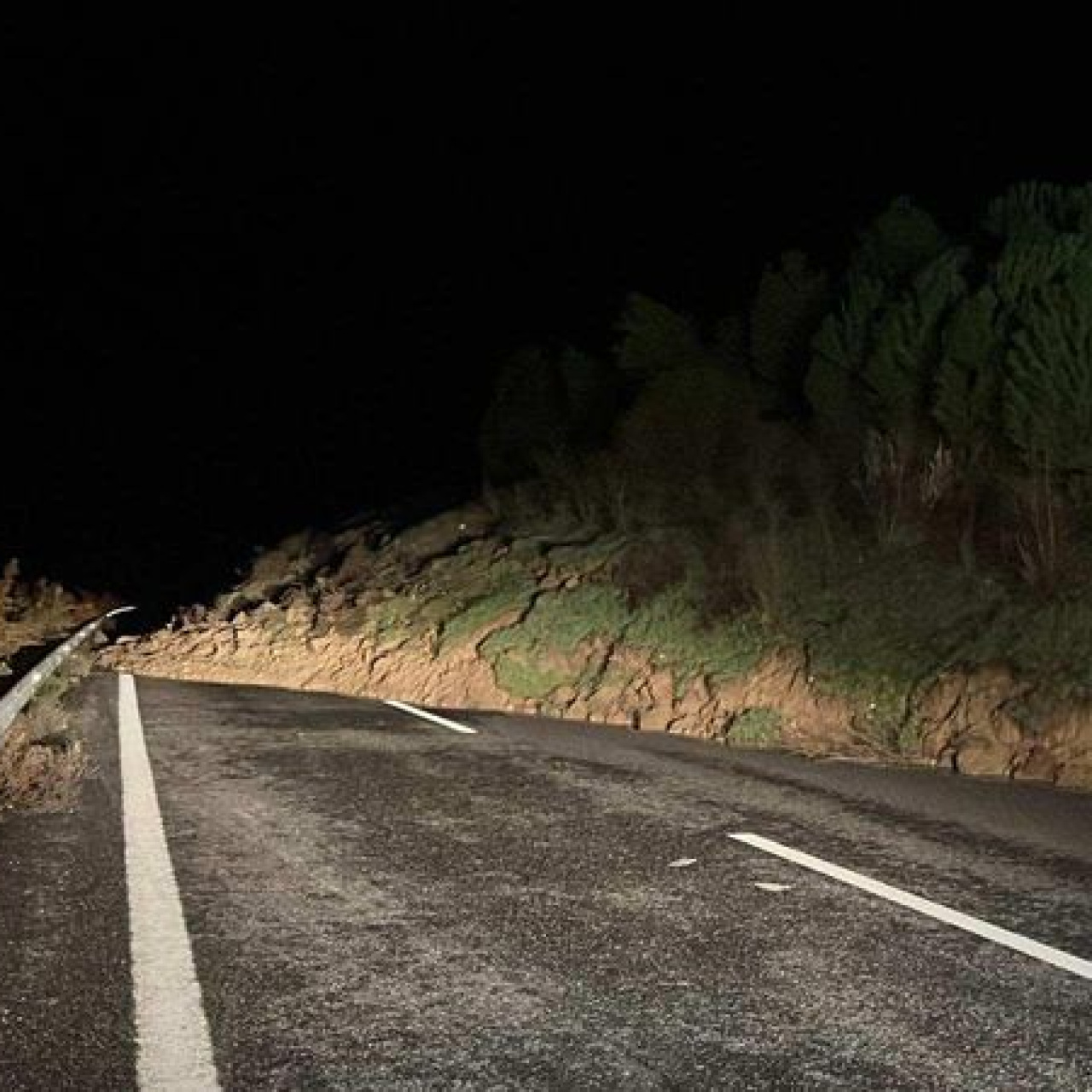 Manisa'da toprak kayması: İstanbul-İzmir Otoyolu ulaşıma kapatıldı