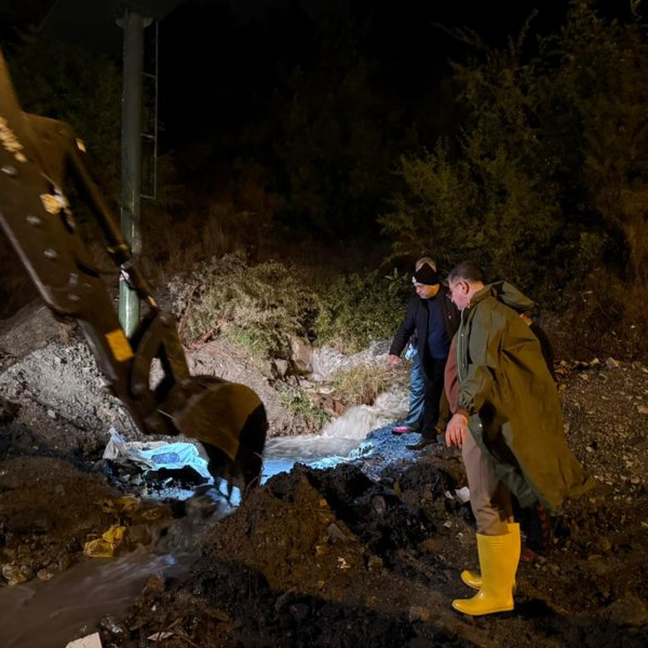 Hatay'da heyelan: Ev ve otomobil hasar gördü
