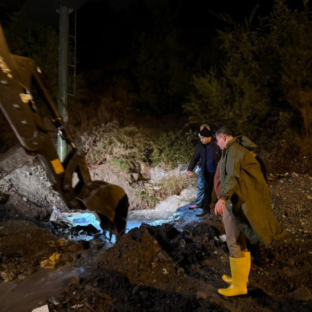 Hatay'da heyelan: Ev ve otomobil hasar gördü