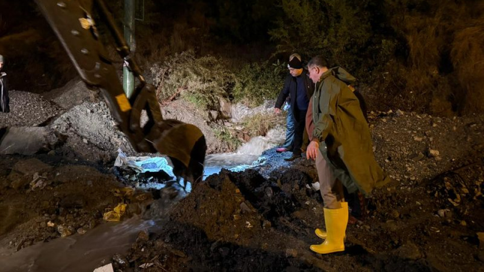 Hatay'da heyelan: Ev ve otomobil hasar gördü