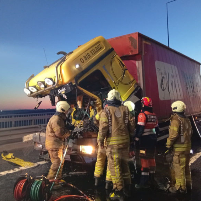 Beykoz'da kamyon TIR'a arkadan çarptı!