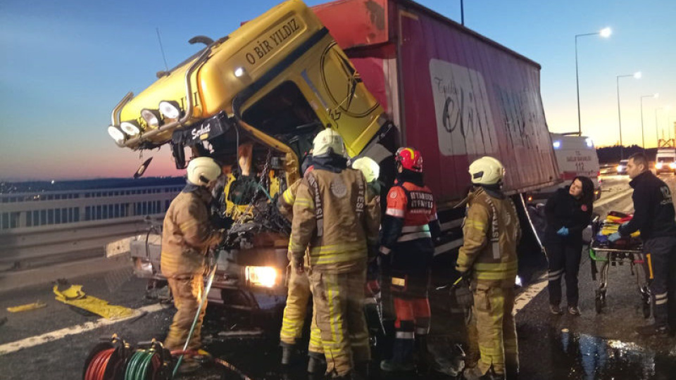 Beykoz'da kamyon TIR'a arkadan çarptı!