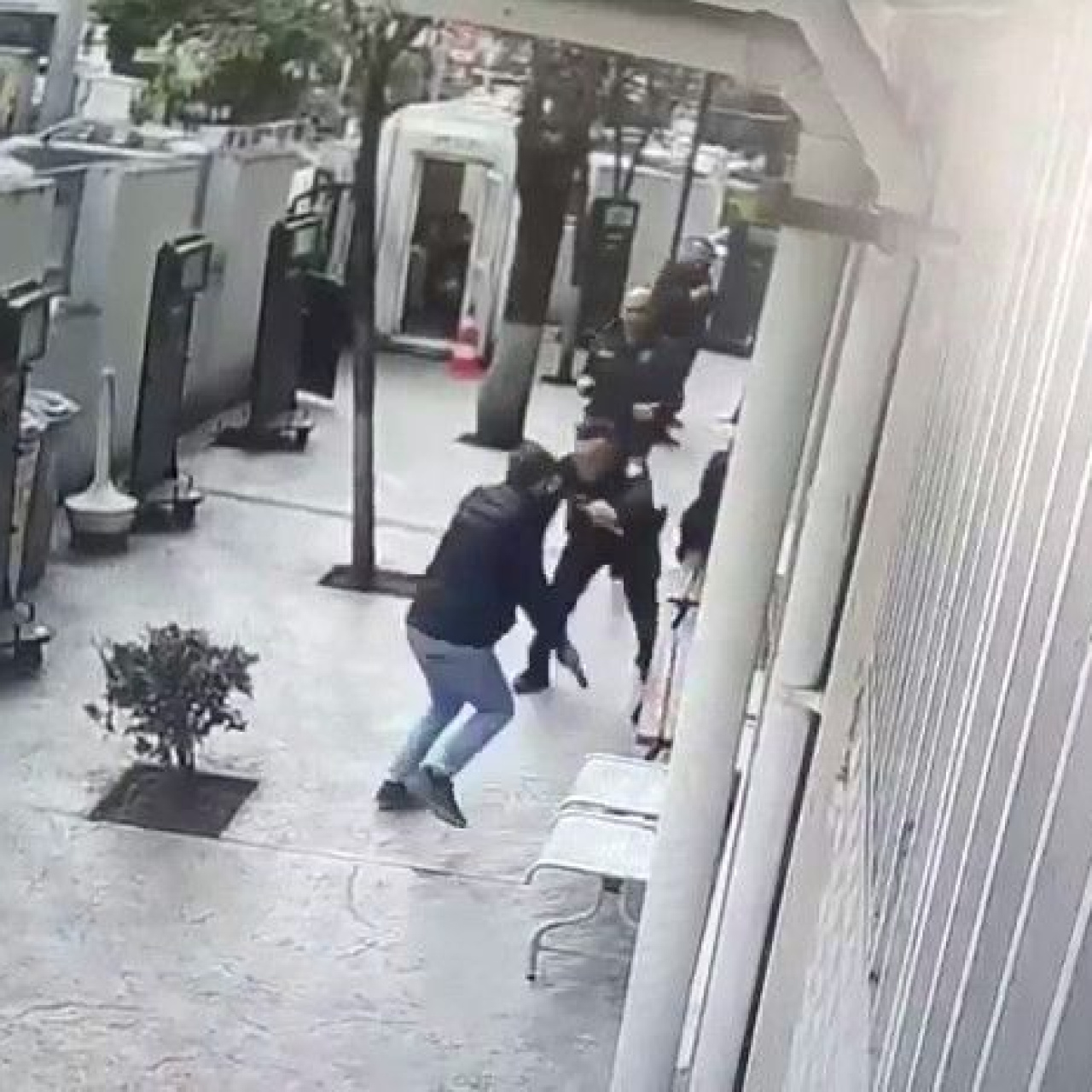 Polisin silahı aldı kendi canına kıydı!