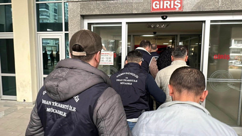 9'u polis 17 kişi için gözaltı kararı