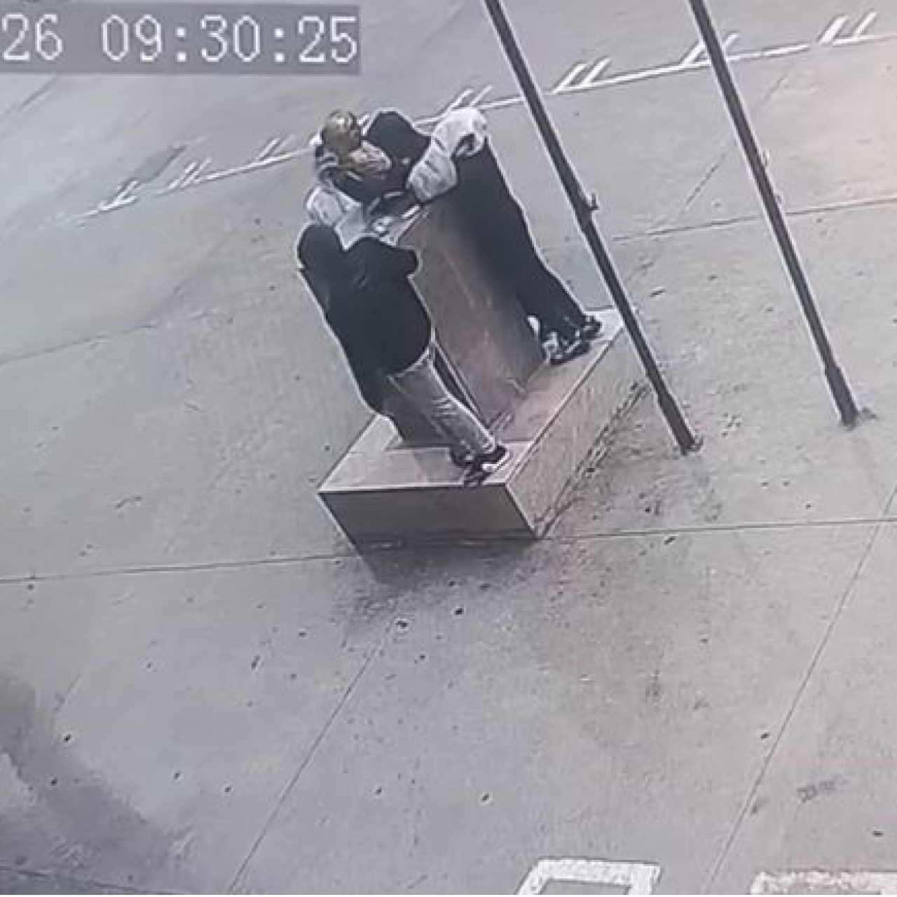 Yürekleri ısıtan görüntü: Fırtınada Atatürk büstünü korudular