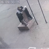 Yürekleri ısıtan görüntü: Fırtınada Atatürk büstünü korudular