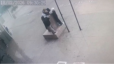 Yürekleri ısıtan görüntü: Fırtınada Atatürk büstünü korudular