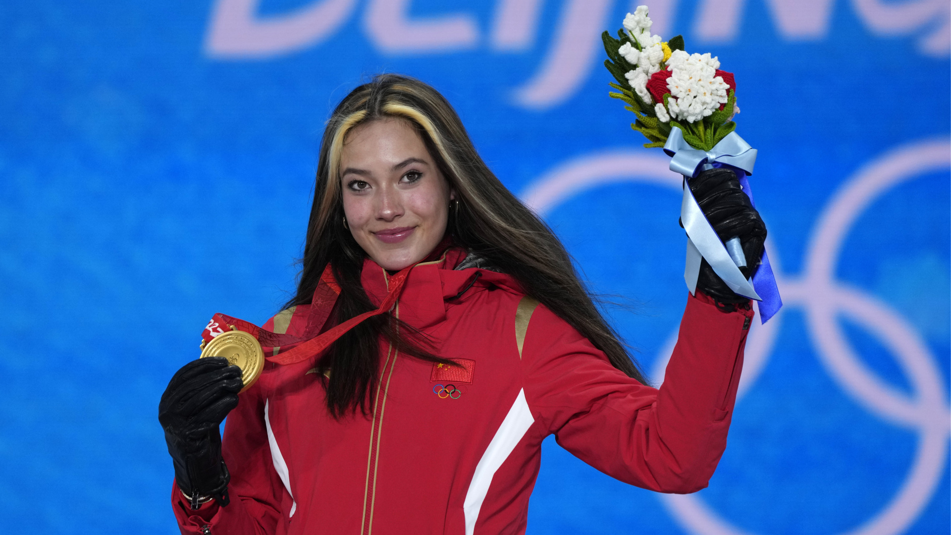 Eileen Gu: ABD'de Doğup Çin İçin Yarışan Olimpiyat Yıldızının Tartışmalı Hikayesi