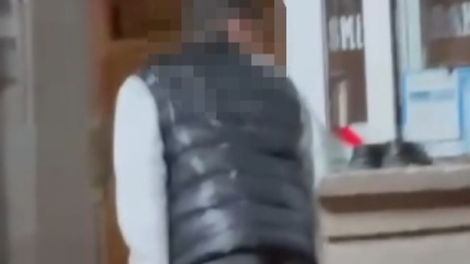 Namaz sırasında camiye torpil attı