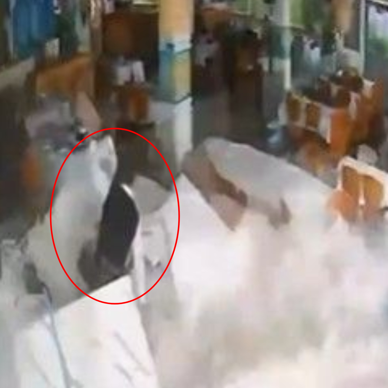 Dev dalga çalışanı yerde sürükledi