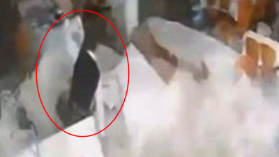 Dev dalga çalışanı yerde sürükledi