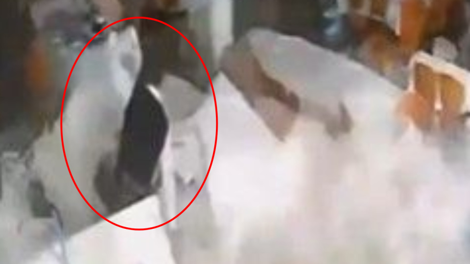 Dev dalga çalışanı yerde sürükledi