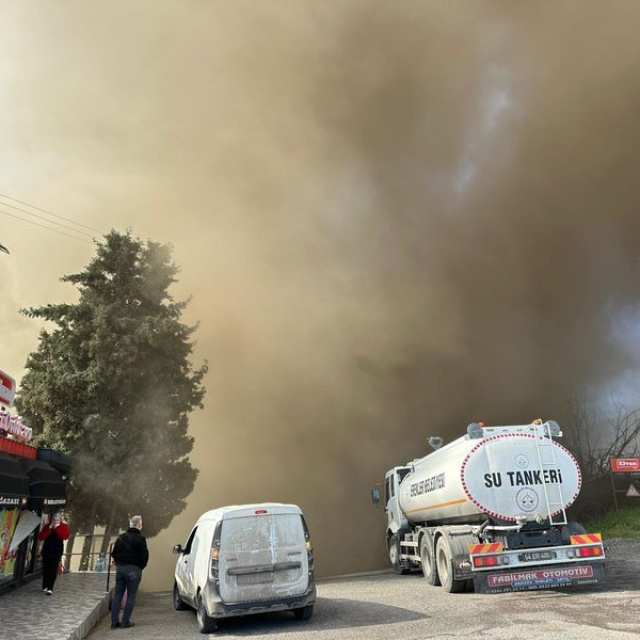 Fabrika yangınında D-100 dumanla kaplandı!