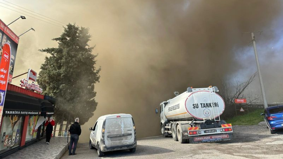 Fabrika yangınında D-100 dumanla kaplandı!