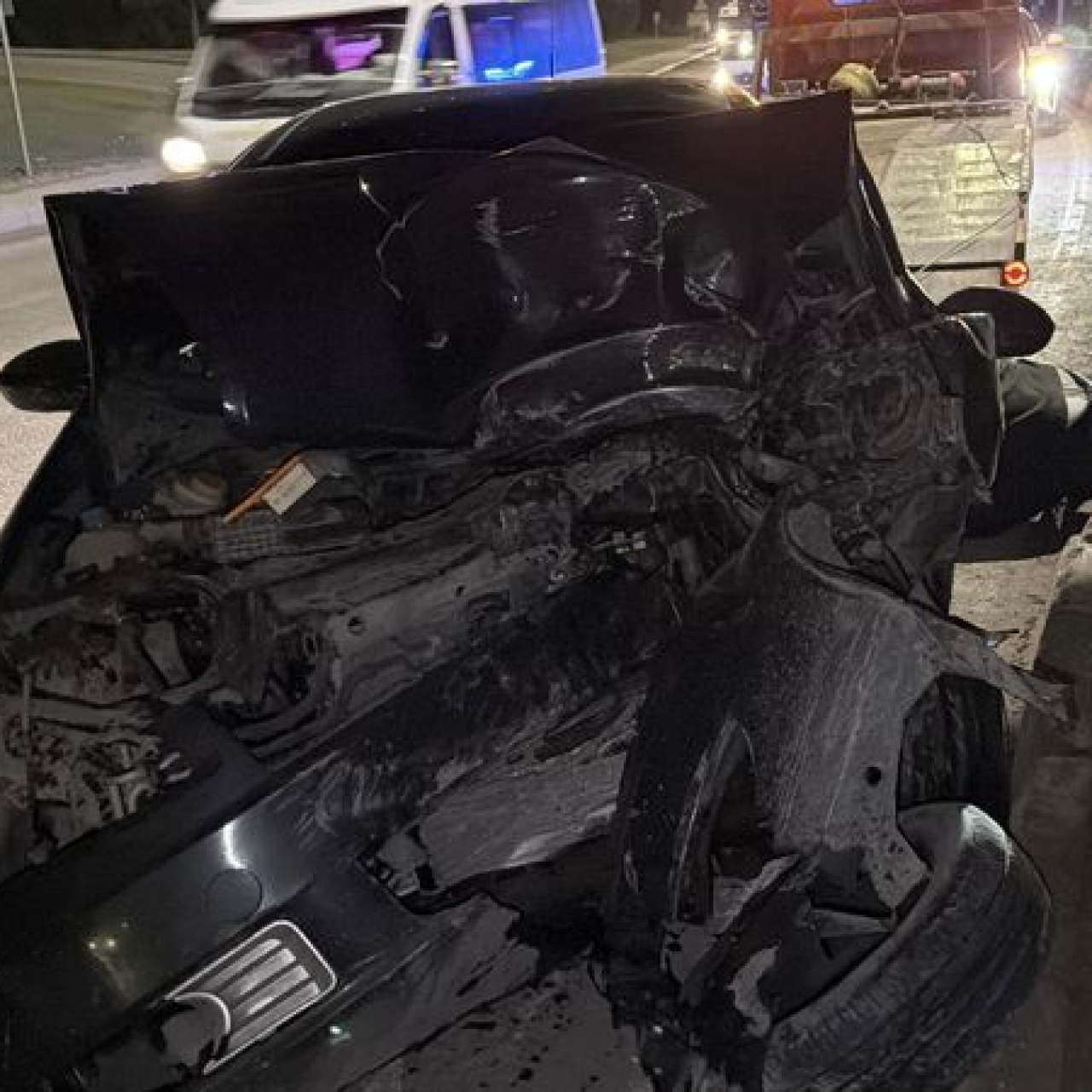 Taşıyıcı bloka çarpan araçta öldü