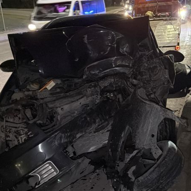 Taşıyıcı bloka çarpan araçta öldü