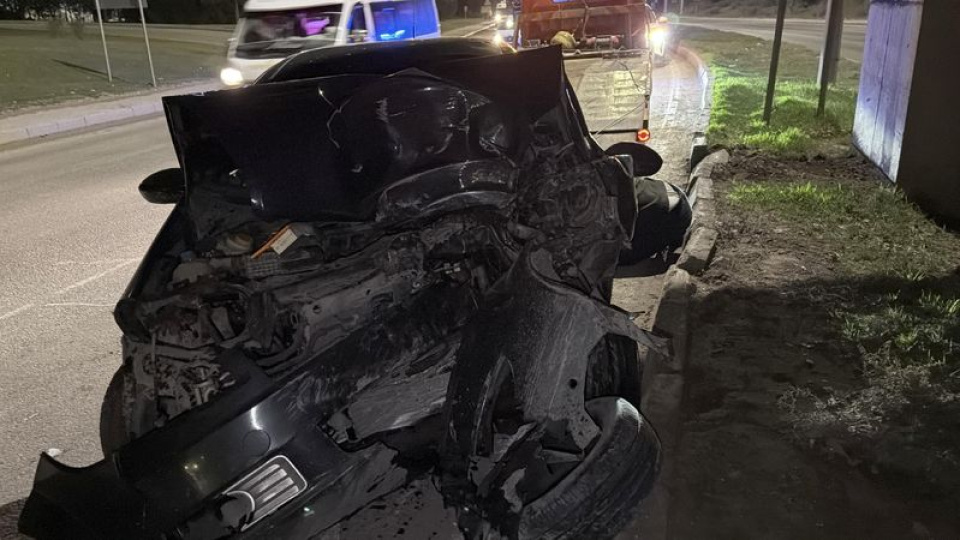 Taşıyıcı bloka çarpan araçta öldü