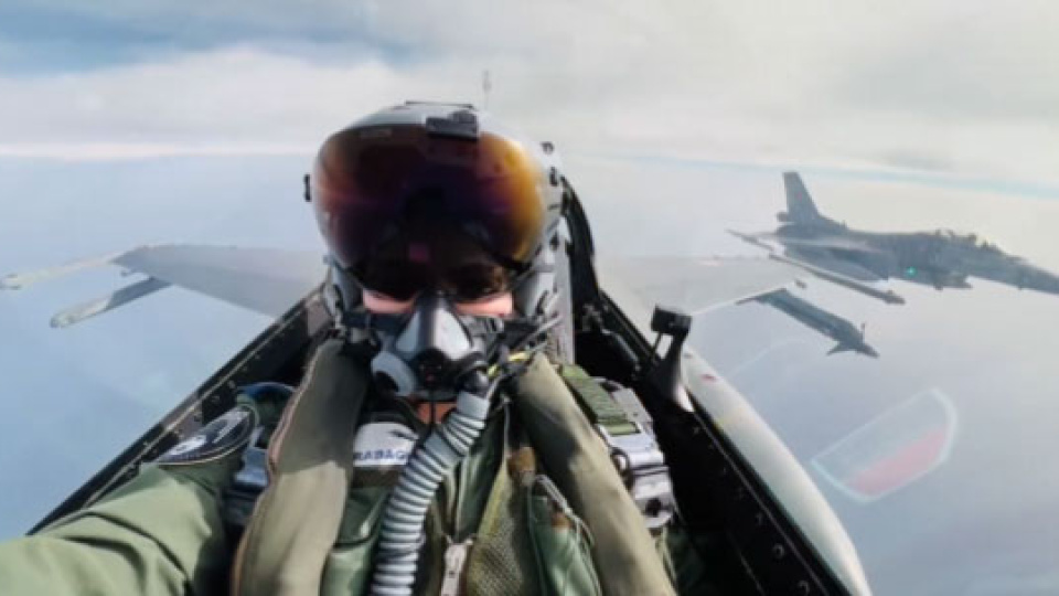 Kadın savaş pilotumuzdan Karadeniz'de eğitim uçuşu