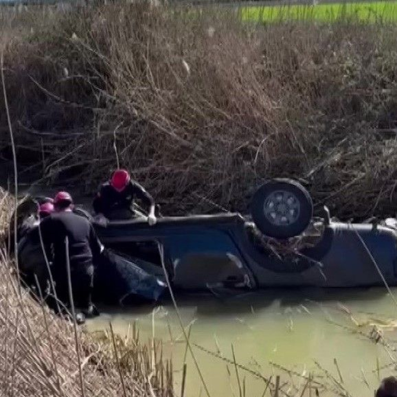 Dereye devrilen kamyonette öldü