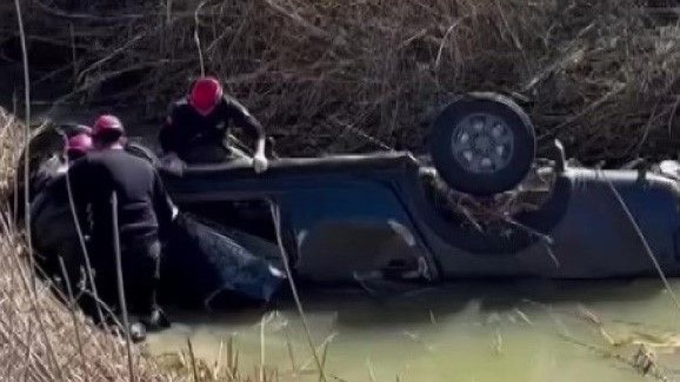 Dereye devrilen kamyonette öldü