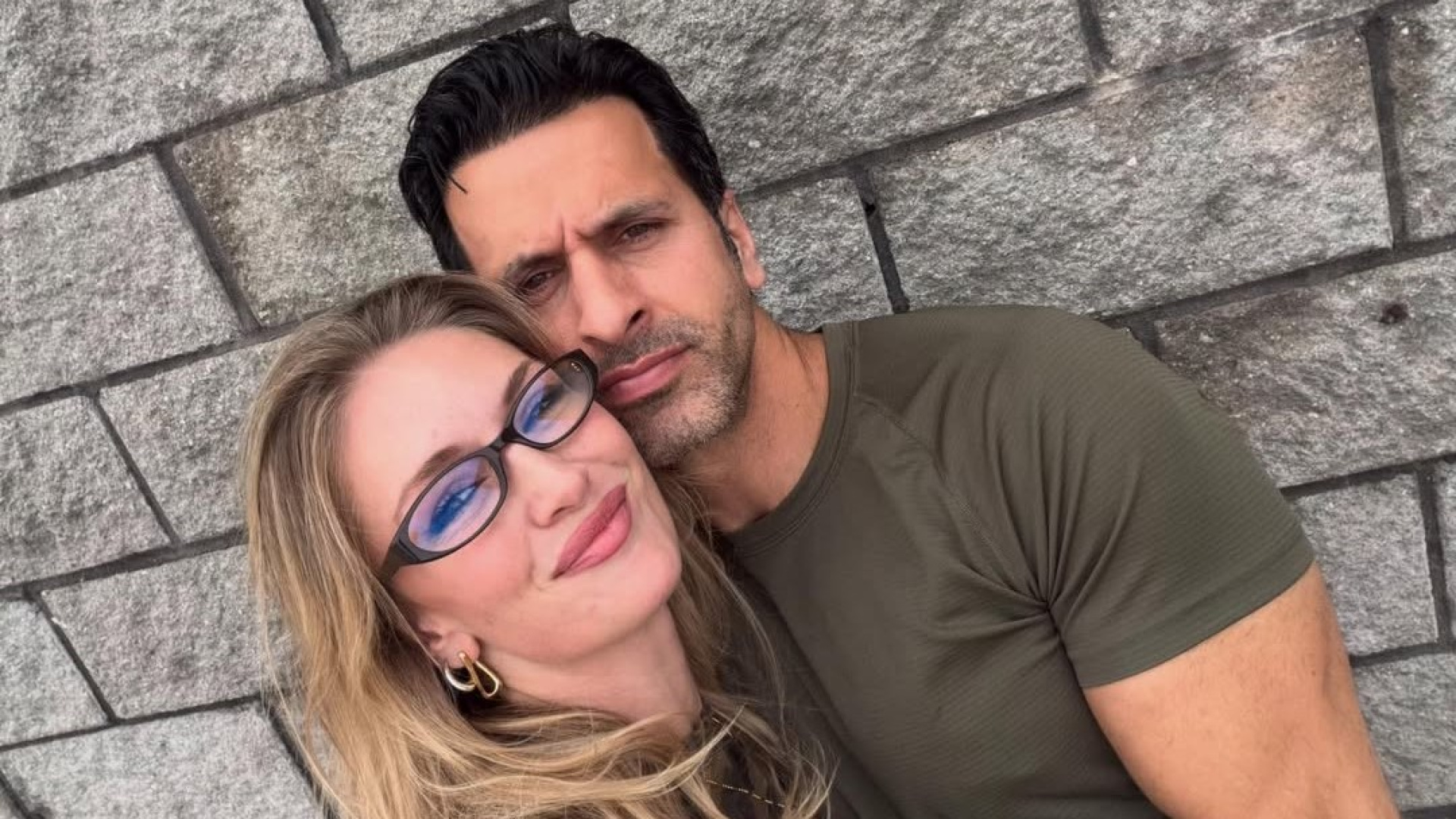 Yasemin Kay Allen ve Erdal Kaya'dan 'Isırmalık' Pozlar