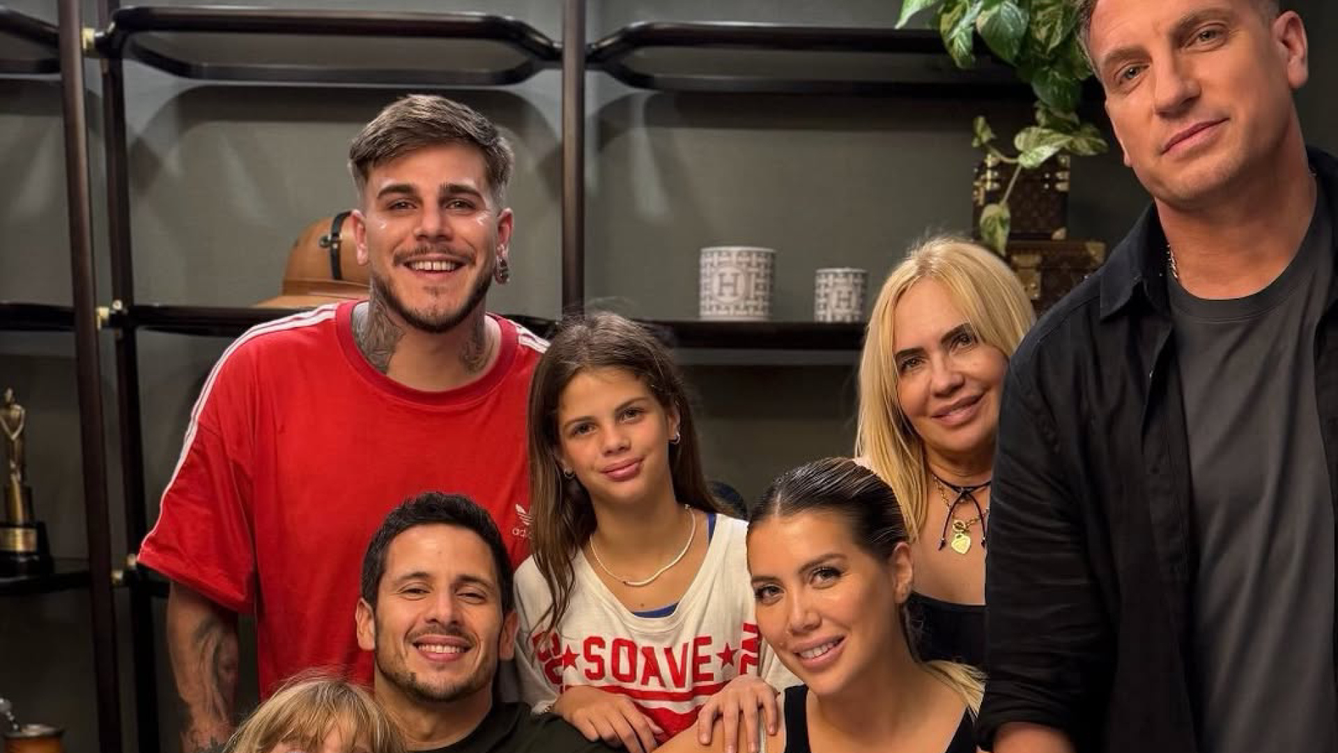 Mauro Icardi'nin Kardeşinden Şaşırtan Aile Paylaşımı: Wanda Nara ve Eski Eşiyle Aynı Karede
