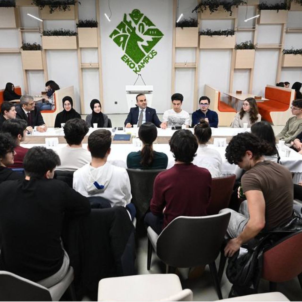 Bakan Kacır, ilk iftarını öğrencilerle yaptı