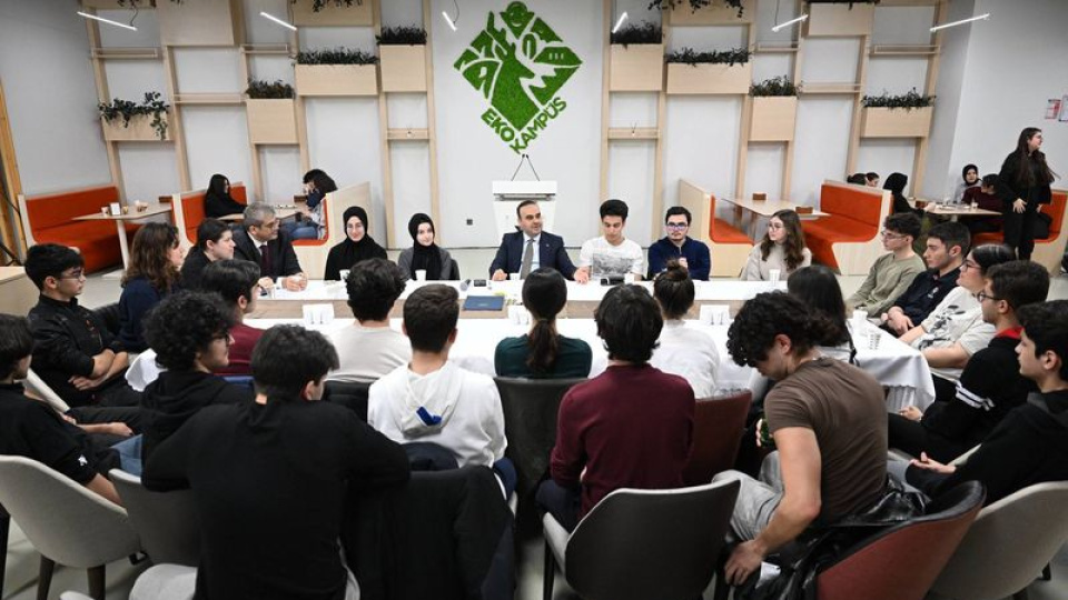 Bakan Kacır, ilk iftarını öğrencilerle yaptı