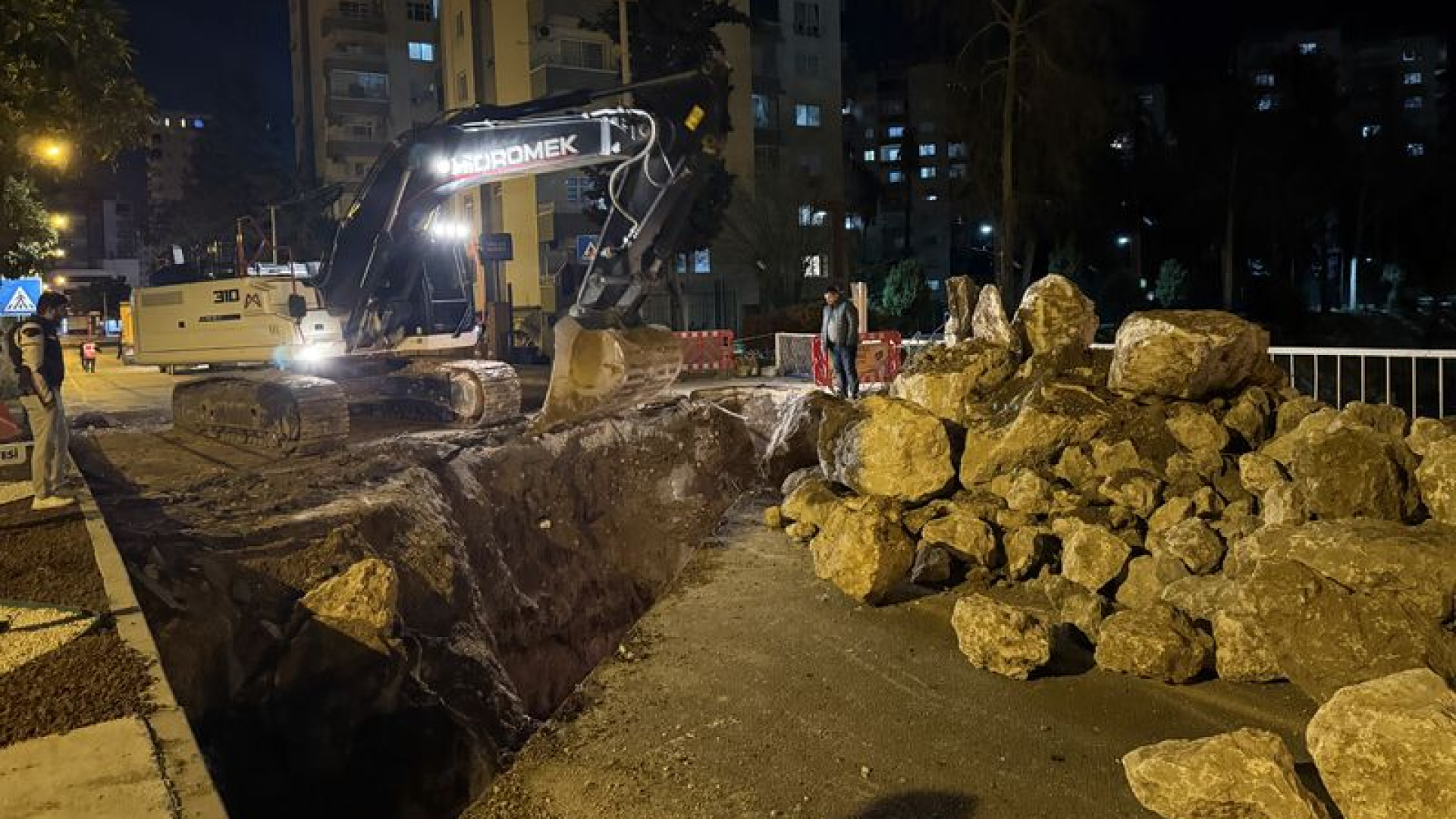 Mersin'de dere üstündeki köprünün bir kısmı çöktü