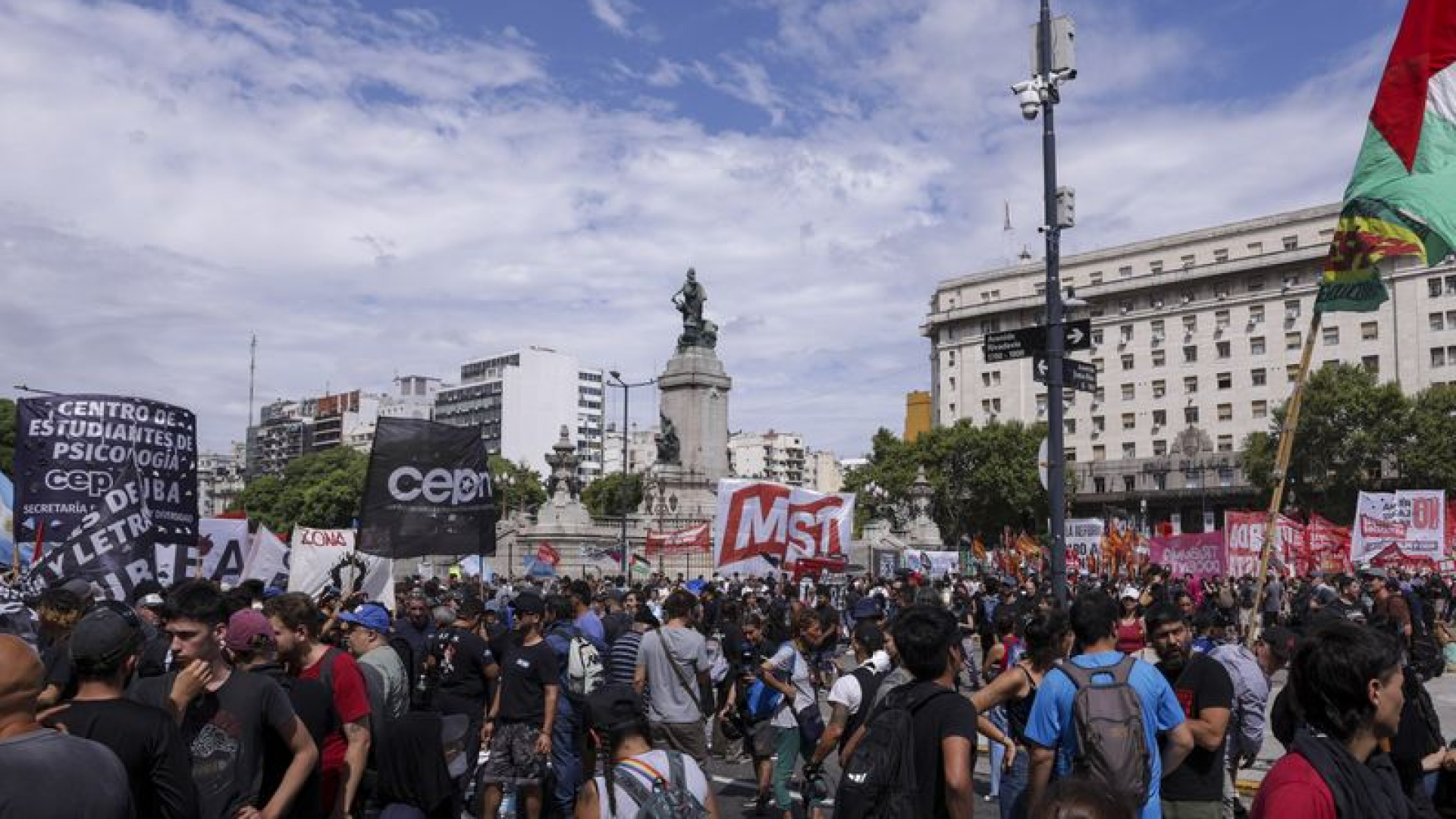 Arjantin'de binlerce kişi çalışma reformu yasa tasarısını protesto etti | Dış Haberler