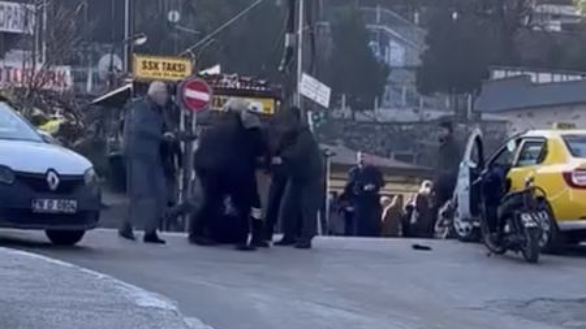 Bursa'da Trafik Kavgası: Taksi ile Motosikletli Tekme Tokat Birbirine Girdi