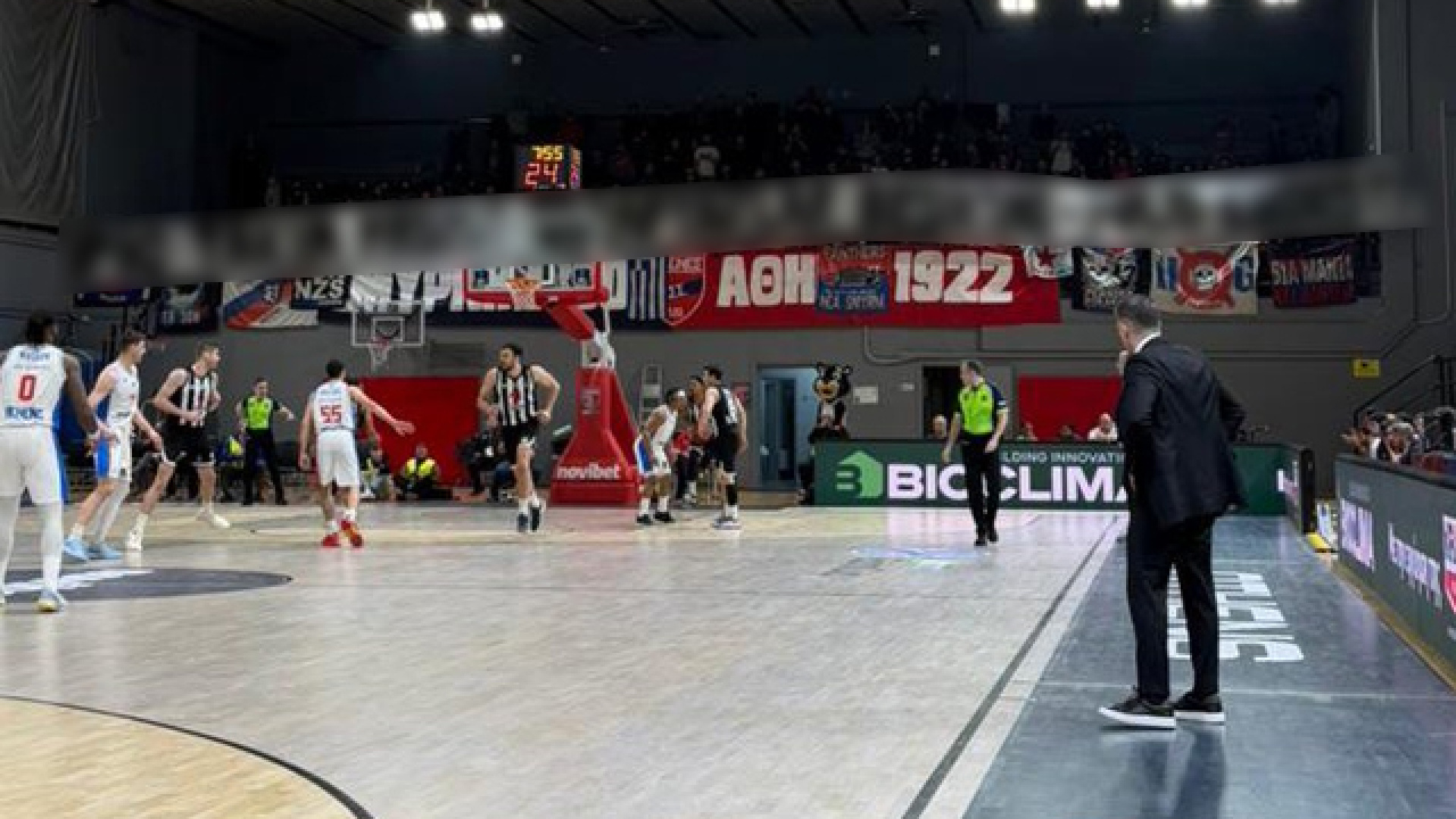 EuroCup'ta Skandal Pankarta Komik Cezalı Tepki! Beşiktaş Maçında Irkçı Gösteri