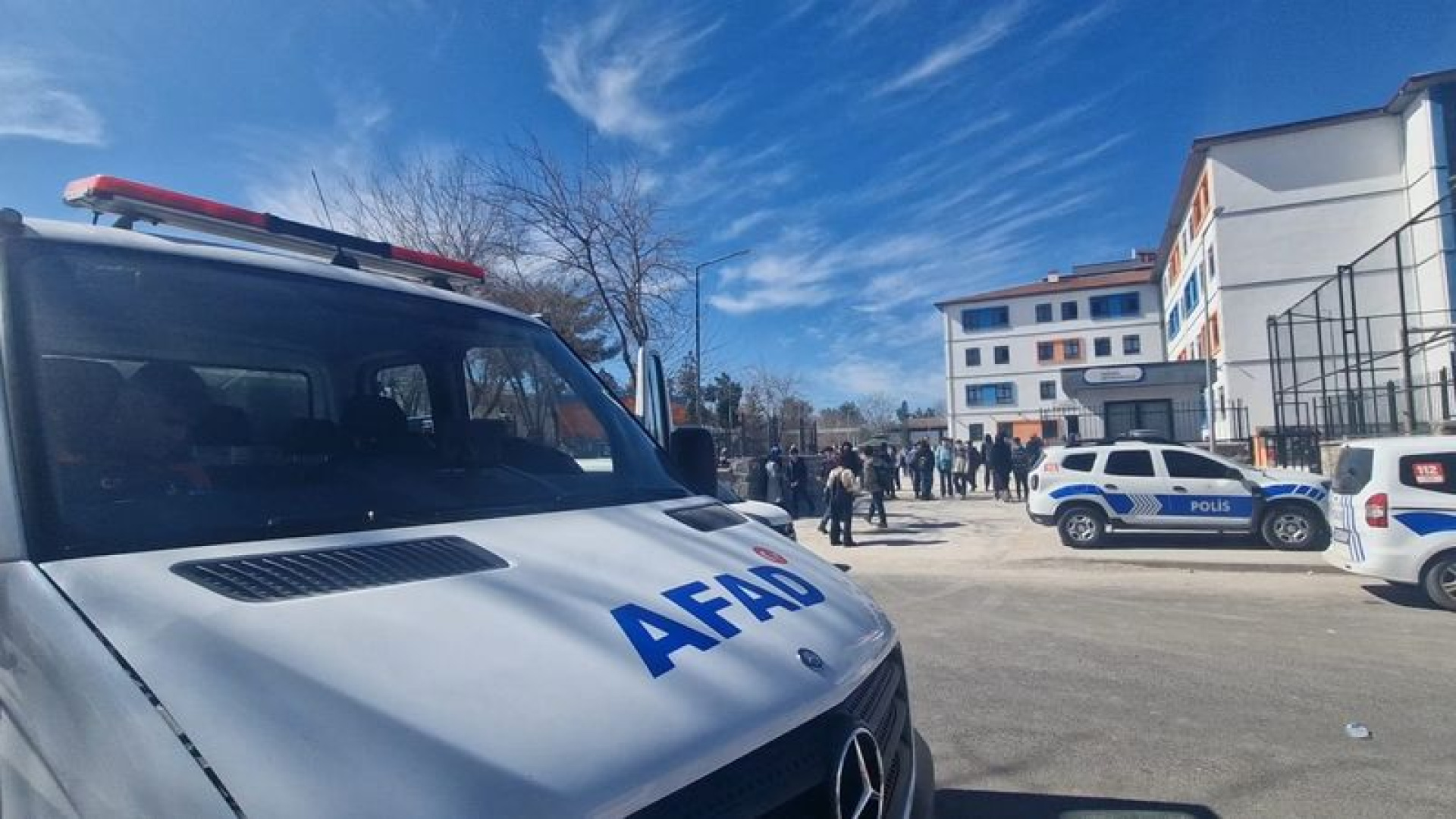 Diyarbakır'da Okulda Cıva Zehirlenmesi: 14 Öğrenci Hastaneye Kaldırıldı
