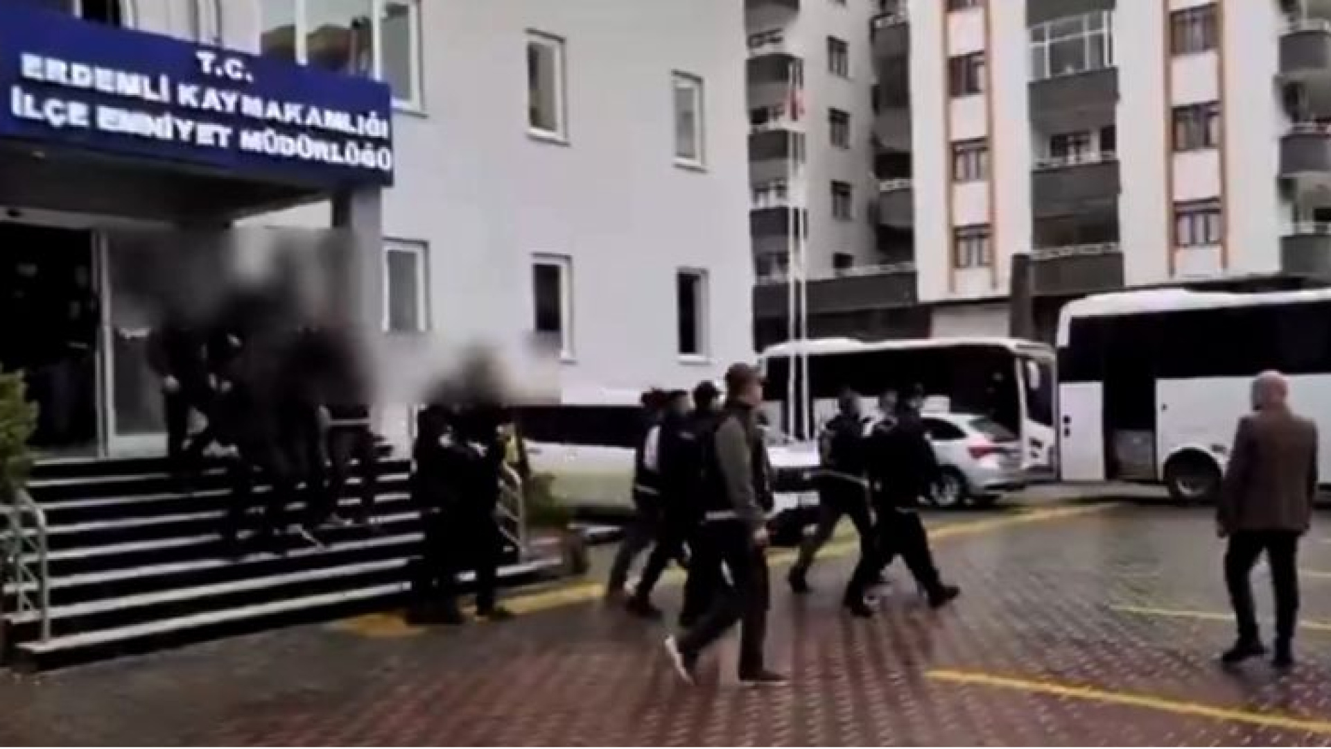 Mersin'de Fuhuş Operasyonu: 13 Kişi Tutuklandı, Silah ve Mal Varlıklarına El Konuldu
