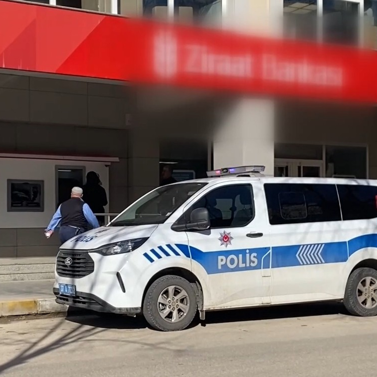 Para çekemedi, balyozla saldırdı